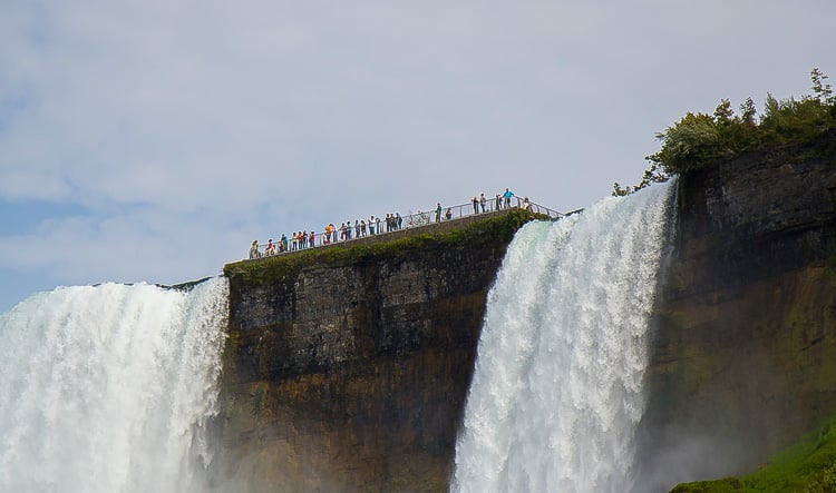 Wodospady Niagara cześć Amerykanka widoczna ze statku