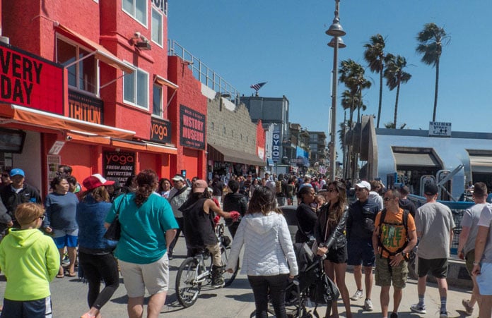 Turyści na deptaku w Venice Beach